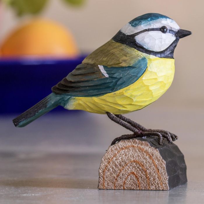 Houtgesneden vogel in de vorm van een pimpelmees ✔️ Levensecht vorm- en kleur gegeven model ✔️ Wildlife Garden (Zweden) ➤ Koop nu online bij Hoezo-Kado