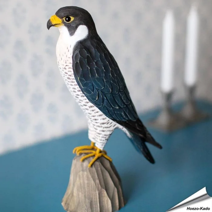 Houtgesneden vogel in de vorm van een Slechtvalk is een mooie decoratie waar het hele gezin dol op zal zijn ✔️ Levensecht vorm- en kleur gegeven model ➤ Koop nu online bij Hoezo-Kado