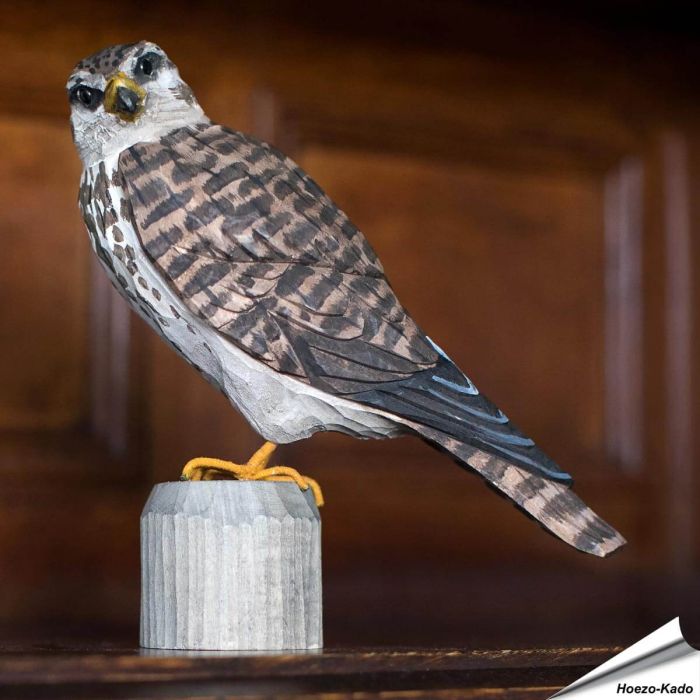 Houtgesneden vogel in de vorm van een Smelleken is een mooie decoratie waar het hele gezin dol op zal zijn ✔️ Levensecht vorm- en kleur gegeven model ➤ Koop nu online bij Hoezo-Kado