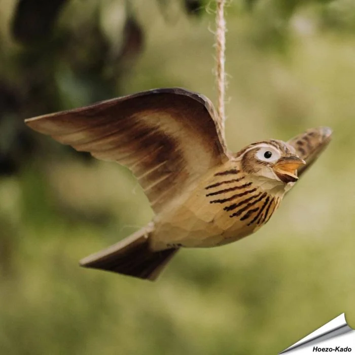 DecoBird Vliegende Veldleeuwerik van hout met uitgespreide vleugels en ophanging ✓ Decoratieve hangvogel voor binnen ✓ Verkrijgbaar bij Hoezo-Kado