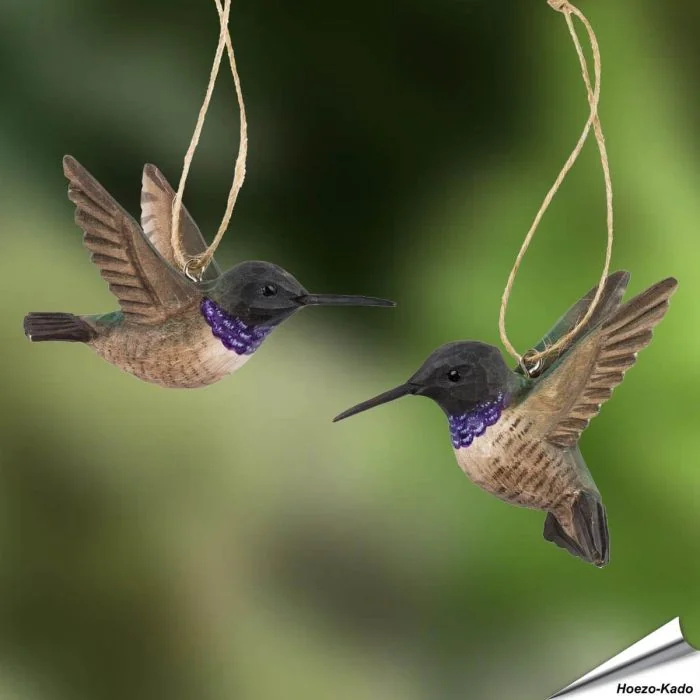 Set van 2 DecoBird Zwartkinkolibries van Wildlife Garden, handgesneden uit hout met uitgespreide vleugels, lange snavel en paarse keelband.