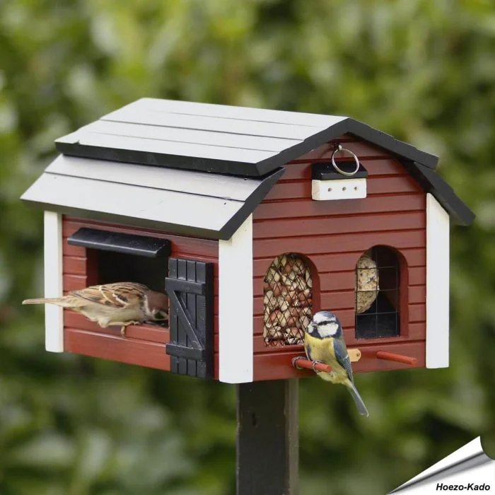 Voederschuur (rood) - Wildlife Garden ✔️ Houten voederhuis voor tuinvogels ✔️ Ideaal voor kleine vogels ✔️ Geïnspireerd door Scandinavisch design ➤ Bestel nu op Hoezo-Kado