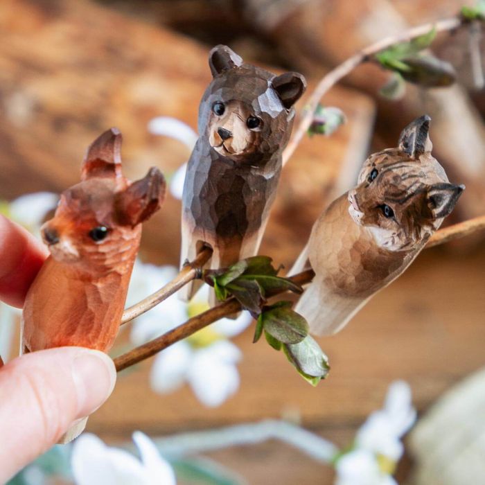 Set van 3 handgesneden houten bosdieren: beer, lynx en eekhoorn van Wildlife Garden. Met de hand beschilderd, voor kerstboom, kamerplant of takken.