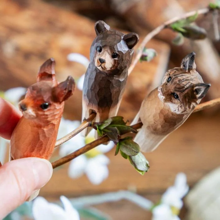 Set van 3 handgesneden houten bosdieren: beer, lynx en eekhoorn van Wildlife Garden. Met de hand beschilderd, voor kerstboom, kamerplant of takken.