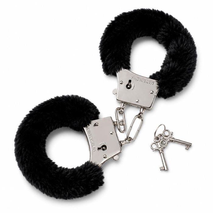 Furry Love Cuffs Zwart met zachte bekleding, korte verbindingsketting en 2 sleutels. Ondeugend accessoire voor volwassenen vanaf 18 jaar.