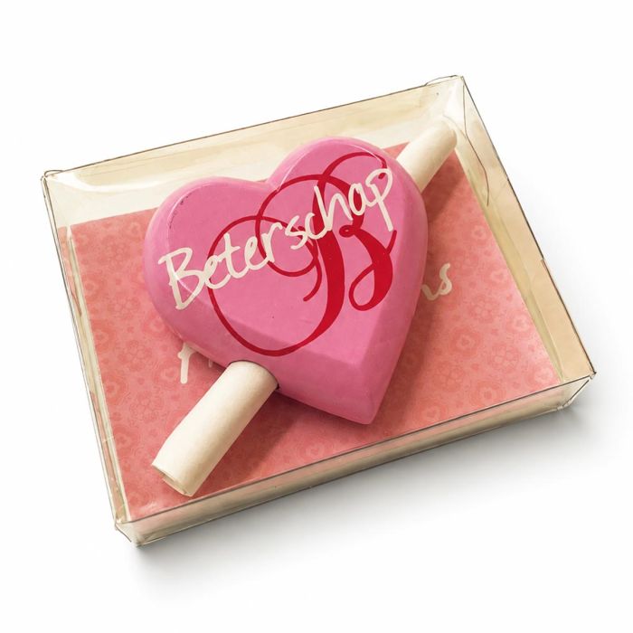 Roze houten hartje Beterschap met papierrolletje voor je eigen boodschap. Inclusief magneet en verzendenvelop. Klein en persoonlijk beterschapscadeau.