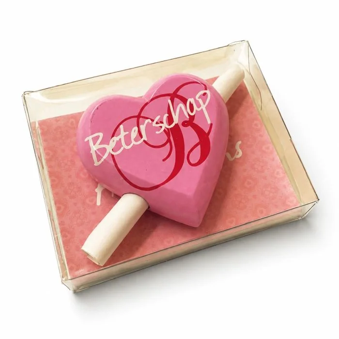 Roze houten hartje Beterschap met papierrolletje voor je eigen boodschap. Inclusief magneet en verzendenvelop. Klein en persoonlijk beterschapscadeau.