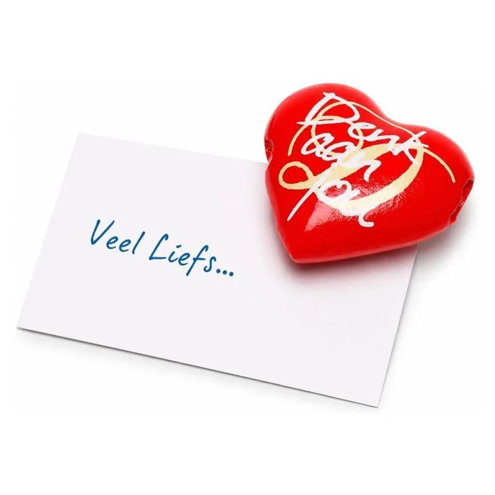 Rood houten hartje met papierrolletje voor je eigen boodschap. Inclusief magneet en verzendenvelop. Klein persoonlijk cadeau om te zeggen: ik denk aan jou.