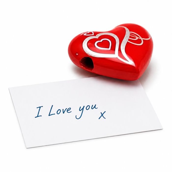 Rood houten hartje met papierrolletje voor je eigen liefdesboodschap. Klein persoonlijk Valentijnscadeau om je geliefde onverwacht te verrassen.