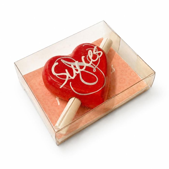 Rood houten hartje Succes met papierrolletje voor je eigen boodschap. Persoonlijk succes cadeau voor examen, sollicitatie, nieuwe baan of andere uitdaging.
