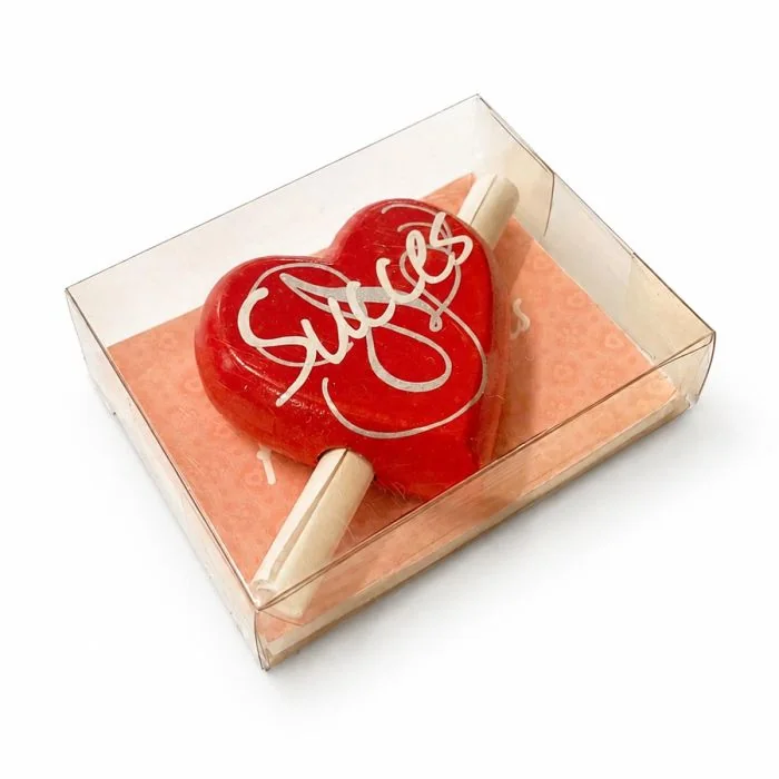 Rood houten hartje Succes met papierrolletje voor je eigen boodschap. Persoonlijk succes cadeau voor examen, sollicitatie, nieuwe baan of andere uitdaging.