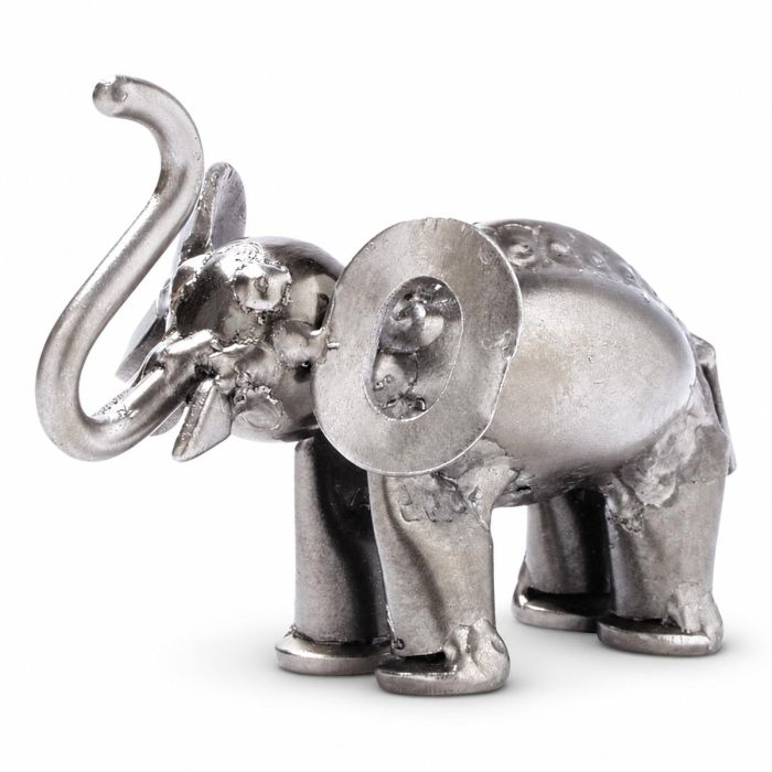 Kleine metalen olifant met opgeheven slurf, grote oren en decoratieve details. Ca. 6 x 9 x 7 cm. Symbolisch cadeau voor dierenliefhebber.