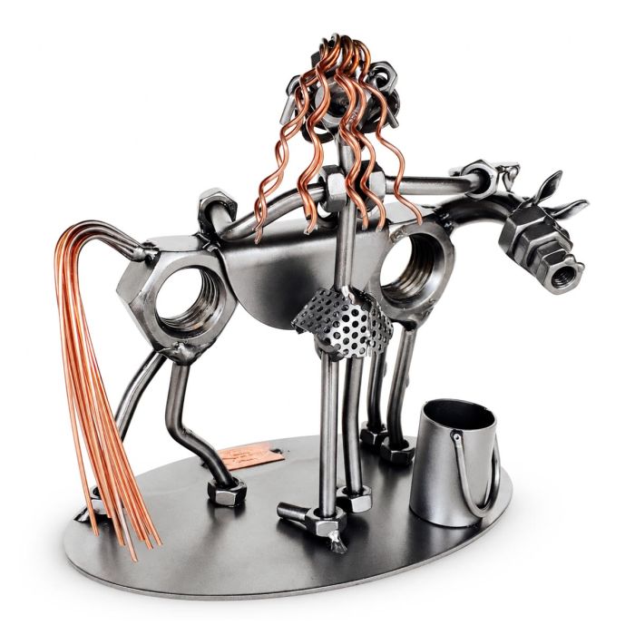Handgemaakte Hinz & Kunst sculptuur van een meisje met paard, koperkleurige haren en metalen emmer. 18 x 11 x 17 cm. Bijzonder cadeau voor paardenmeisje.