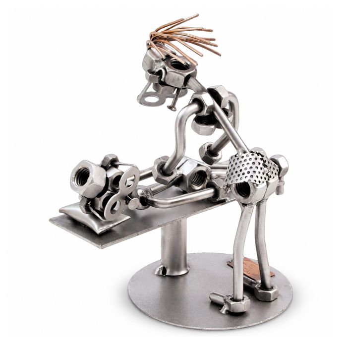 Handgemaakte Hinz & Kunst sculptuur van een masseuse of fysiotherapeute met cliënt op behandeltafel. Origineel cadeau voor praktijk, masseuse of therapeut.
