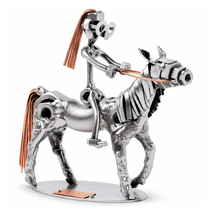 Handgemaakte Hinz & Kunst sculptuur van een meisje op pony met zadel, teugels en koperkleurige manen. Ca. 13 x 18 x 15 cm.
