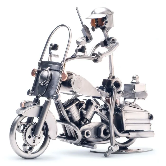 Handgemaakte Hinz & Kunst sculptuur van een motoragent op politiemotor met portofoon, koplamp en zijkoffers. Bijzonder cadeau voor politieagent of motorrijder.