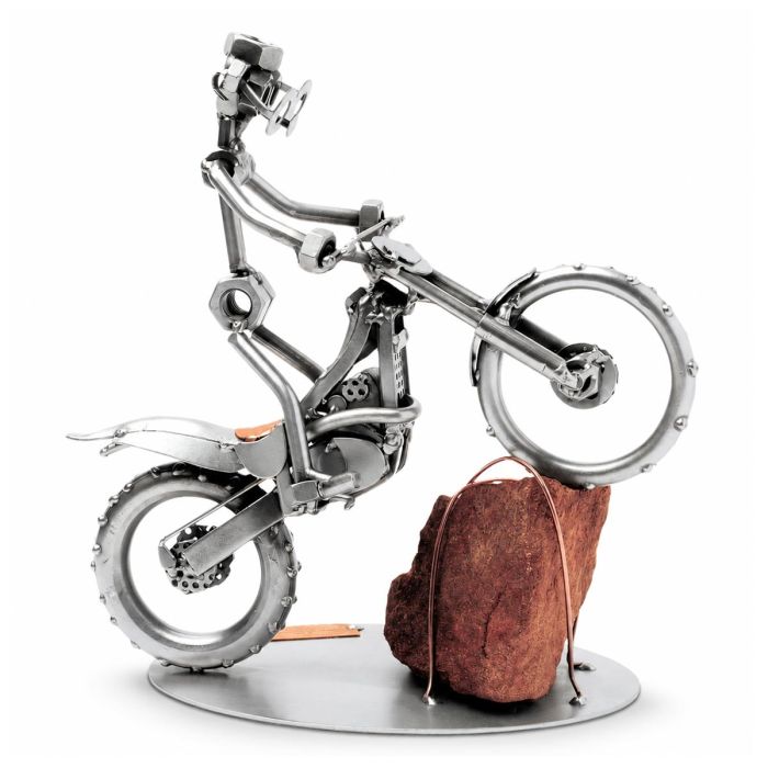 Handgemaakte Hinz & Kunst trialmotor sculptuur met rijder, profielbanden en een echte steen als obstakel. Ca. 22 x 13 x 21 cm.