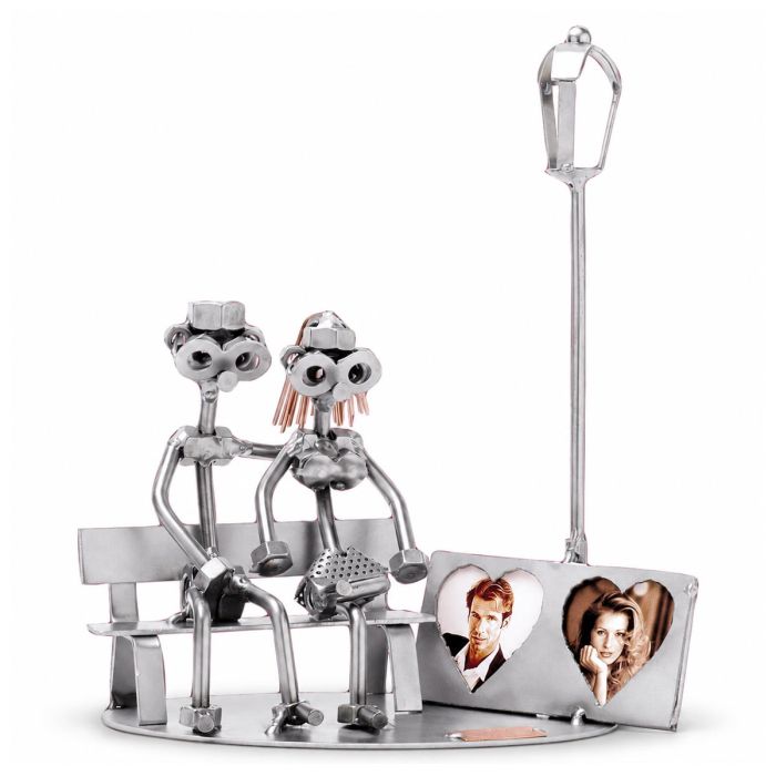 Handgemaakte Hinz & Kunst sculptuur van een verliefd paar op een bankje met fotohouder voor twee foto's. Persoonlijk cadeau voor huwelijk of jubileum.
