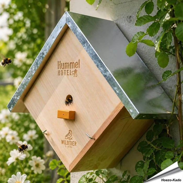 Helpt de hommels in je Tuin met de Hommelhotel ✔️Massief hout en weerbestendig ✔️ Met Nestmateriaal en Lokstof ✔️ Een must-have voor ieder met een hart voor de Tuin ➤ Koop nu op Hoezo-Kado
