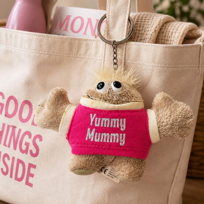 Grappige Hugmeez sleutelhanger Yummy Mummy met roze shirt, grote ogen en metalen sleutelring. Ca. 13,5 x 7,5 cm. Leuk als klein cadeau voor mama.