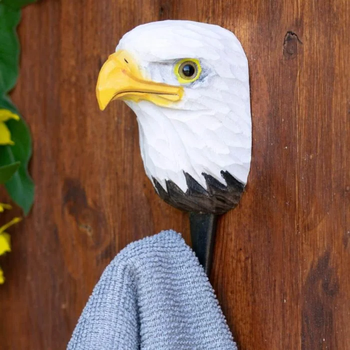 Kledinghaak Amerikaanse zeearend van Wildlife Garden met witte kop, gele snavel en metalen haak aan houten wand