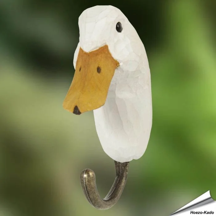 Handgesneden Houten Kledinghaak Eend van Wildlife Garden met witte kop, glazen ogen en geel-oranje snavel. Afmeting ca. 3,9 x 6,7 x 12,3 cm.