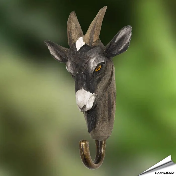 Handgesneden Kledinghaak Geit van Wildlife Garden met lange hoorns, karakteristieke geitenkop en metalen haak voor kleding en accessoires.