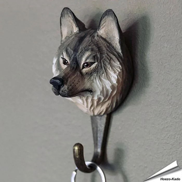 Kledinghaak - Europese wolf ✔️ Hoogwaardig hout en met de hand beschilderd ✔️ Handgemaakt, milieuvriendelijk ✔️ Maximaal draagvermogen: 10 kg ➤ Bestel op Hoezo-Kado