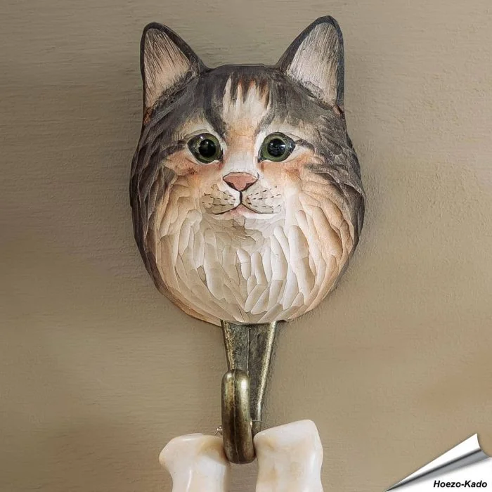 Kledinghaak van Wildlife Garden met een Noorse boskat ✔️ Ambachtelijk uit hout gesneden ✔️ Origineel en decoratief cadeau ➤ Bestel nu op www.hoezo-kado.nl