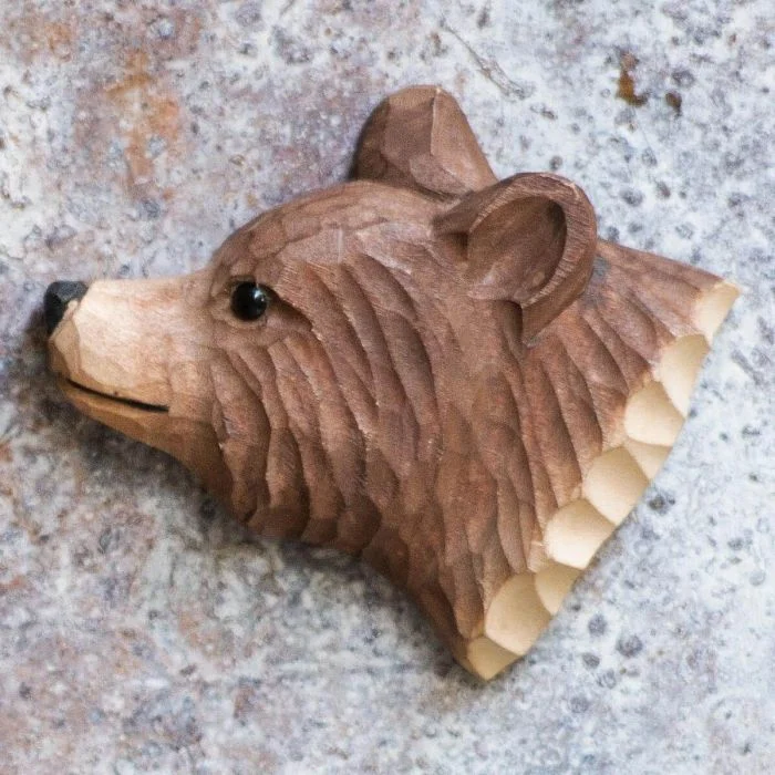 Houten koelkastmagneet Bruine Beer van Wildlife Garden met bruine vacht, ronde oren en lichtbruine snuit, bevestigd op een grijs gemêleerde metalen ondergrond.