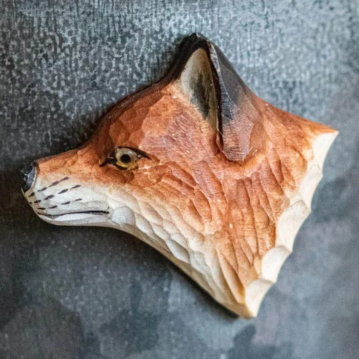 Houten koelkastmagneet Vos van Wildlife Garden met roodbruine vacht, spitse oren en witte snuit, bevestigd op een donkergrijze metalen ondergrond.