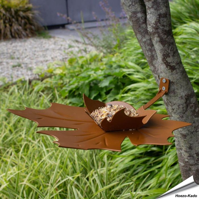 Breng sfeer in je tuin met de Leaf Me wandvoederschaal ✔️ Duurzaam metaal & stijlvol bladontwerp ✔️ Perfect cadeau ➤ Bestel bij Hoezo-Kado.nl