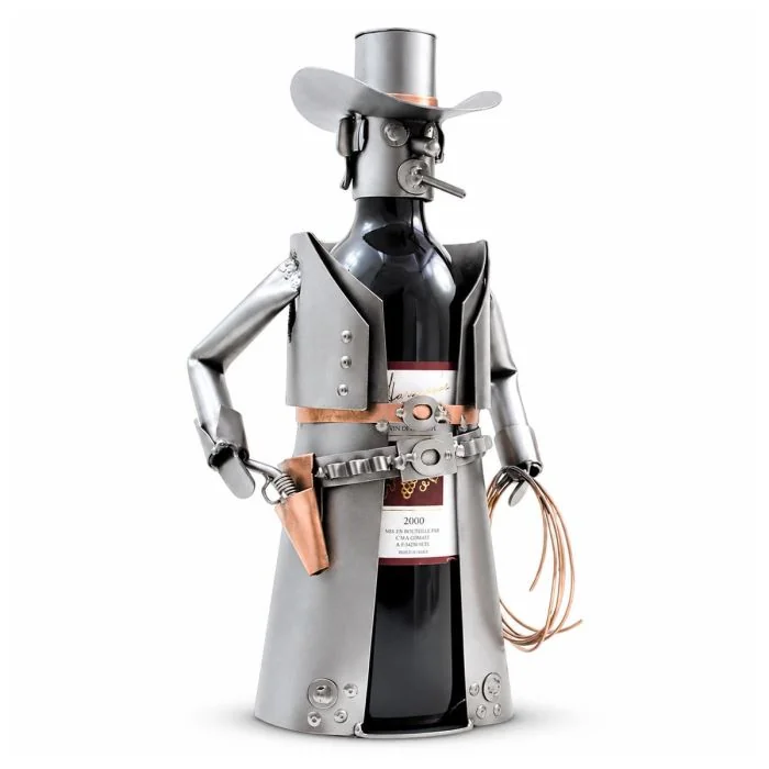 Metalen cowboy flessenhouder met hoed, jas, holster en lasso. Een wijnfles vormt het lichaam van de cowboy. Ca. 18 x 10 x 21 cm.