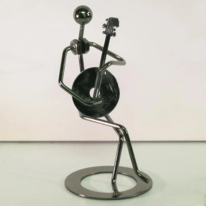 Metalen muzikant met contrabas van ca. 17 cm hoog. Decoratief muziekbeeldje en origineel cadeau voor contrabassisten en muziekliefhebbers.