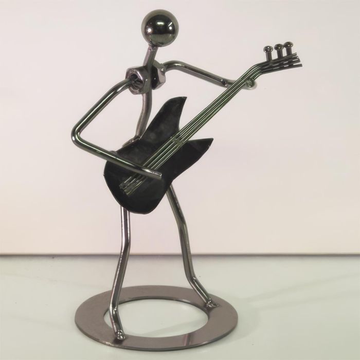 Metalen muzikant met gitaar van ca. 17,5 cm hoog. Decoratief gitaristenbeeldje voor in huis en een origineel cadeau voor gitaristen en muziekliefhebbers.