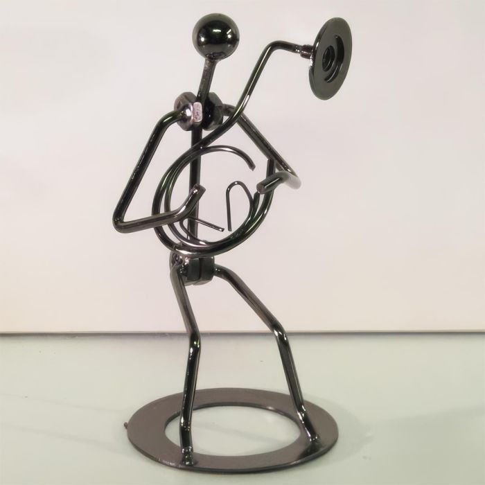 Metalen muzikant met hoorn van ca. 16 cm hoog. Decoratief muziekbeeldje en origineel cadeau voor hoornisten en liefhebbers van blaasmuziek.