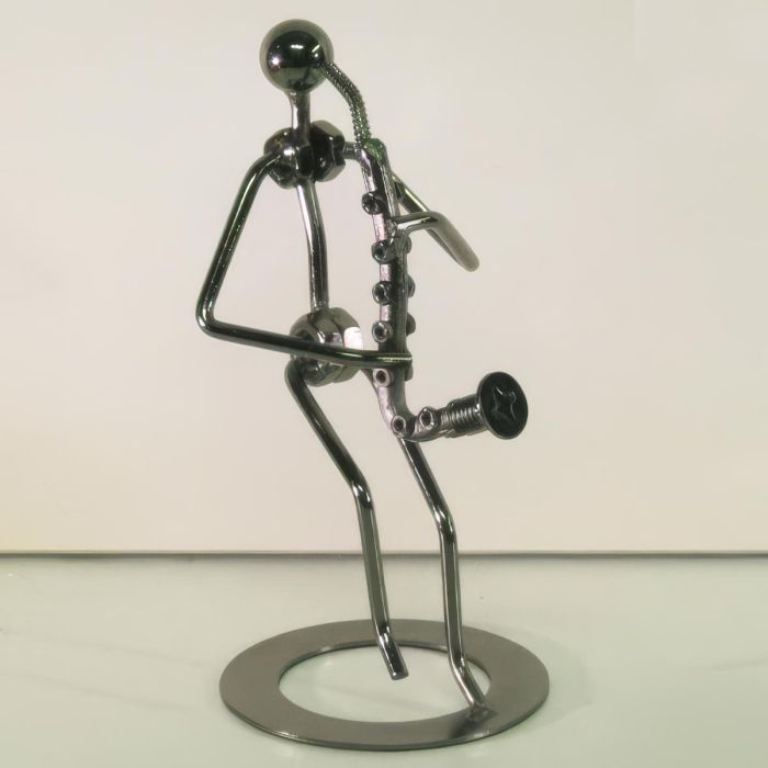 Metalen muzikant met saxofoon van ca. 17 cm hoog. Decoratief muziekbeeldje en origineel cadeau voor saxofonisten en jazzliefhebbers.