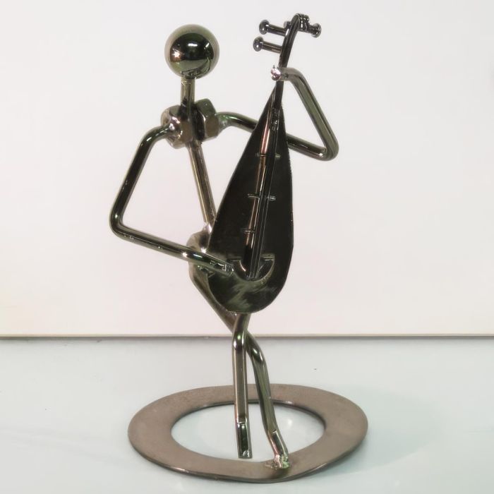 Metalen muzikant met snaarinstrument van ca. 15,5 cm hoog. Compact decoratief muziekbeeldje en origineel cadeau voor muziekliefhebbers.