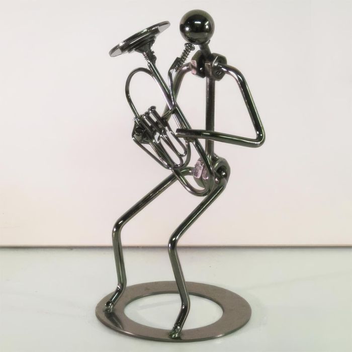 Metalen muzikant met trombone van ca. 19 cm hoog. Decoratief muziekbeeldje en origineel cadeau voor trombonisten en liefhebbers van koperblaasmuziek.