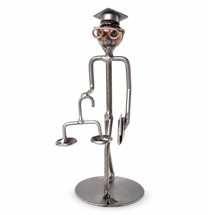 Wired Line Advocaat metalen draadsculptuur met weegschaal van justitie, pen, academische baret en koperkleurige bril. Ca. 14,5 cm hoog.