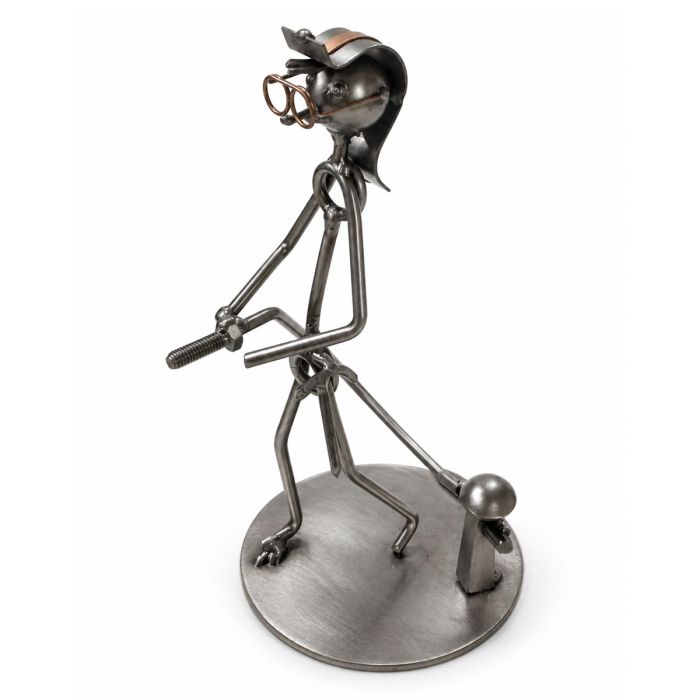 Metalen sculptuur van een brandweerman met helm, brandslang, straalpijp en brandkraan. Ca. 17,5 cm hoog. Origineel cadeau voor brandweer en vrijwilligers.