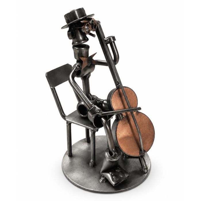 Metalen sculptuur van een zittende contrabassist met strijkstok en stoel. Ca. 16,2 cm hoog. Origineel cadeau voor contrabassist of orkestlid.