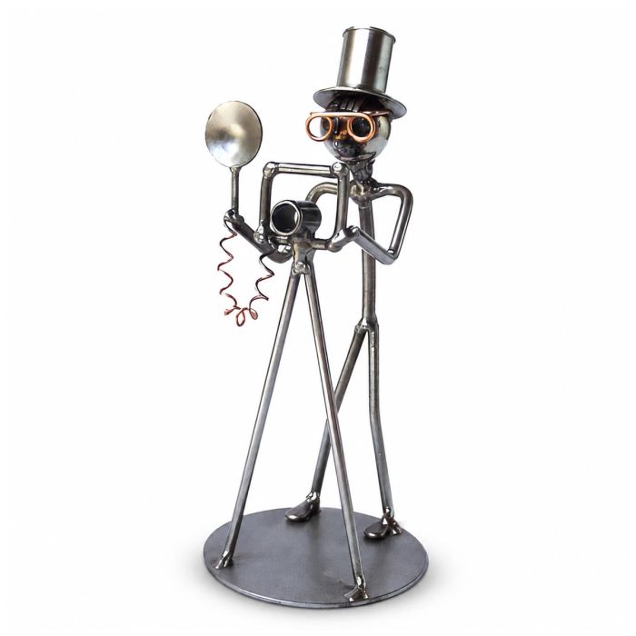 Wired Line Fotograaf metalen draadsculptuur met camera, lens, statief, flitslamp, hoge hoed en koperkleurige bril. Ca. 17 cm hoog.