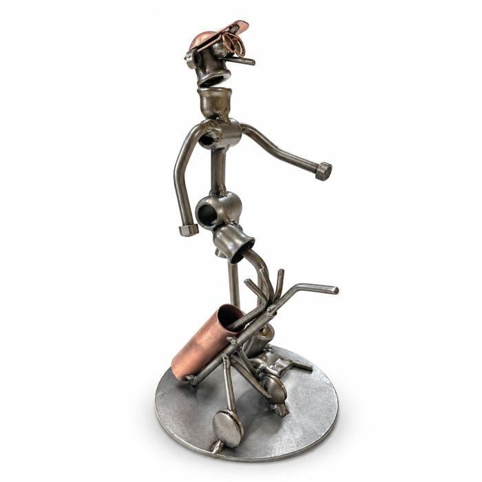 Metalen sculptuur van een golfer met golftrolley, golftas en clubs. 19 cm hoog met koperkleurige accenten. Persoonlijk cadeau voor een golfer.