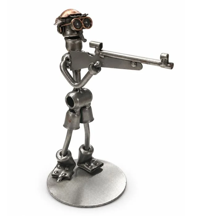 Metalen sculptuur van een sportschutter met lang geweer in richtpositie. Ca. 19 cm hoog. Origineel cadeau voor schutter of schietvereniging.