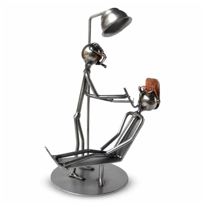 Wired Line Tandarts metalen draadsculptuur met tandarts, patiënt, behandelstoel en onderzoekslamp. Ca. 19 cm hoog. Origineel cadeau voor mondzorg.