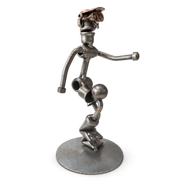 Metalen sculptuur van een voetballer met bal in een actieve speelhouding. Ca. 18,5 cm hoog. Origineel cadeau voor voetballer, trainer of voetbalfan.