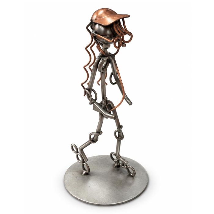 Metalen sculptuur van een vrouw op inline skates die naar muziek luistert. Sportief decoratiebeeld van ca. 18 cm, leuk als cadeau voor skaters en muziekliefhebbers.