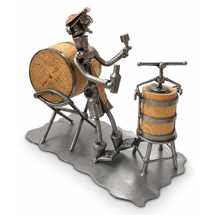 Metalen sculptuur van een wijnmaker met wijnfles, wijnglas, wijnpers en houten wijnvat. 18,2 cm hoog. Origineel cadeau voor een wijnliefhebber.