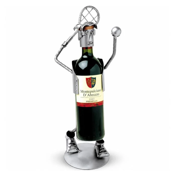 Metalen tennis flessenhouder met racket, bal, hoofdband en sneakers. Een wijnfles vormt het lichaam van de speler. Ca. 15 x 12 x 34 cm.